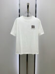 weigou_216473_5_015b1221c6 P75 杜嘉班纳 2026早春新款首发专柜最新款短袖圆领T恤 高端订制 设计前卫时尚!高端定制高支长绒棉面料.穿着舒适.专柜级别精致车线.做工精细.上身效果无敌帅气!型男必备单品! 码数: S M L XL XXL 胸围:50 52 55 58 61 衣长:69 71 73 75 77 肩宽:48 50 53 56 58 袖长:22 23 24 尺寸由于手工测量,存在1-3CM左右的偏差
