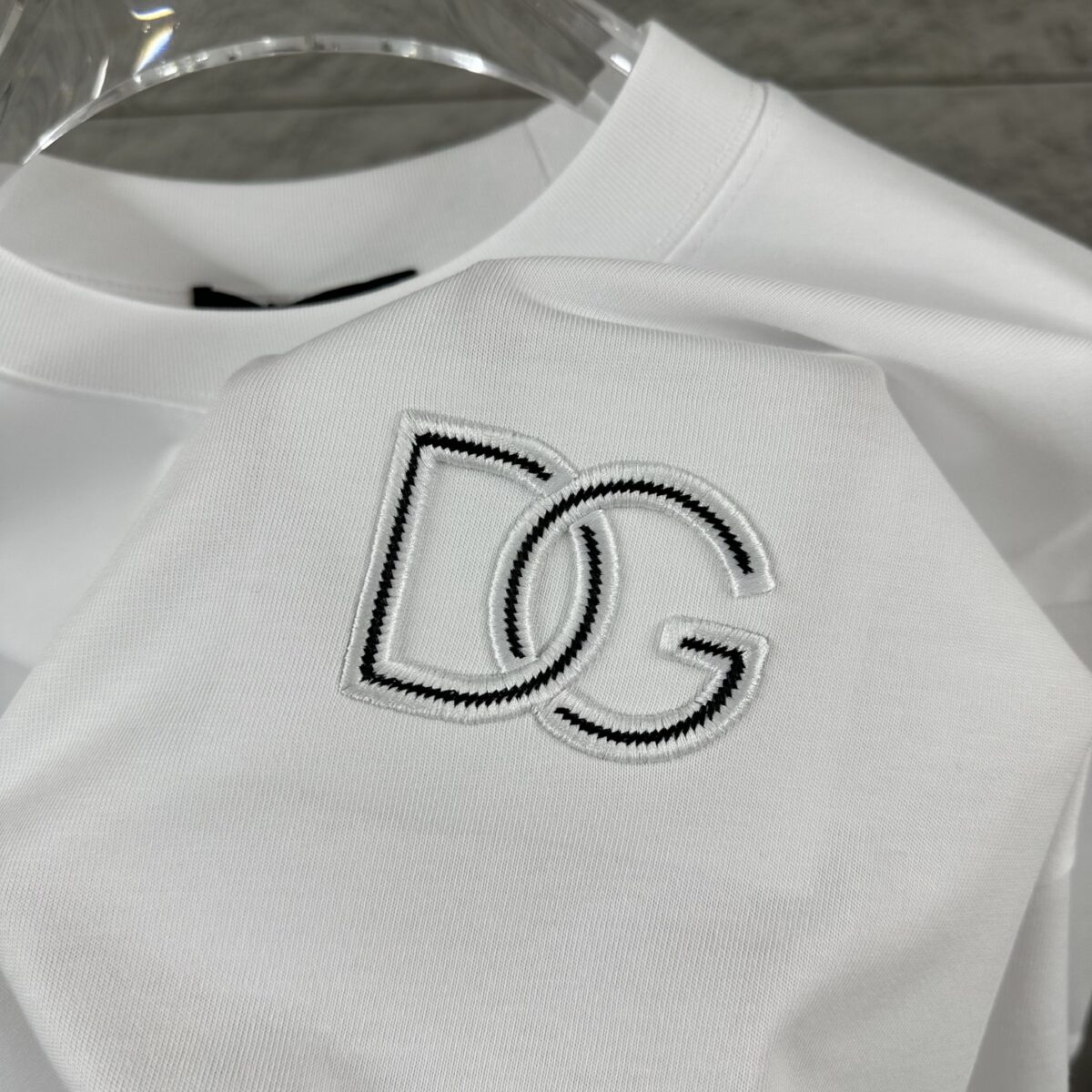 P75 DG*杜嘉* 2026春夏款 简约字母刺绣个性logo 定制双纱平纹纯棉面料 短袖T恤 男女同款 颜色：黑色 白色 尺码： S （90-130斤） M （120-150斤） L （140-165斤） XL （160-180斤） XXL （180-210斤）