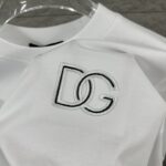 P75 DG*杜嘉* 2026春夏款 简约字母刺绣个性logo 定制双纱平纹纯棉面料 短袖T恤 男女同款 颜色：黑色 白色 尺码： S （90-130斤） M （120-150斤） L （140-165斤） XL （160-180斤） XXL （180-210斤）
