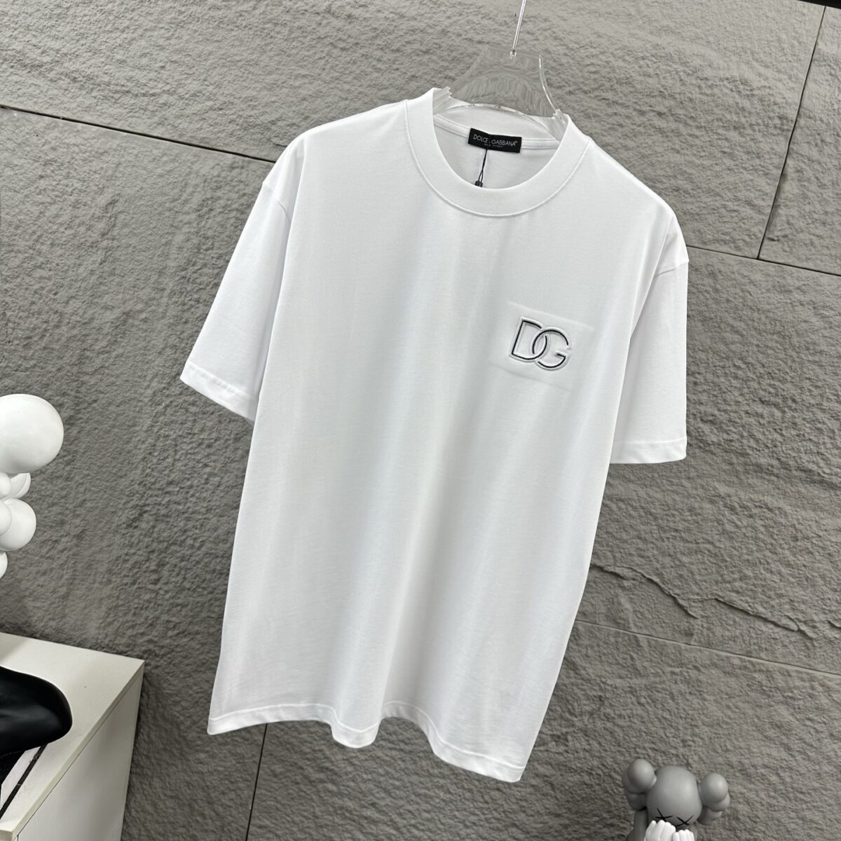 P75 DG*杜嘉* 2026春夏款 简约字母刺绣个性logo 定制双纱平纹纯棉面料 短袖T恤 男女同款 颜色：黑色 白色 尺码： S （90-130斤） M （120-150斤） L （140-165斤） XL （160-180斤） XXL （180-210斤）