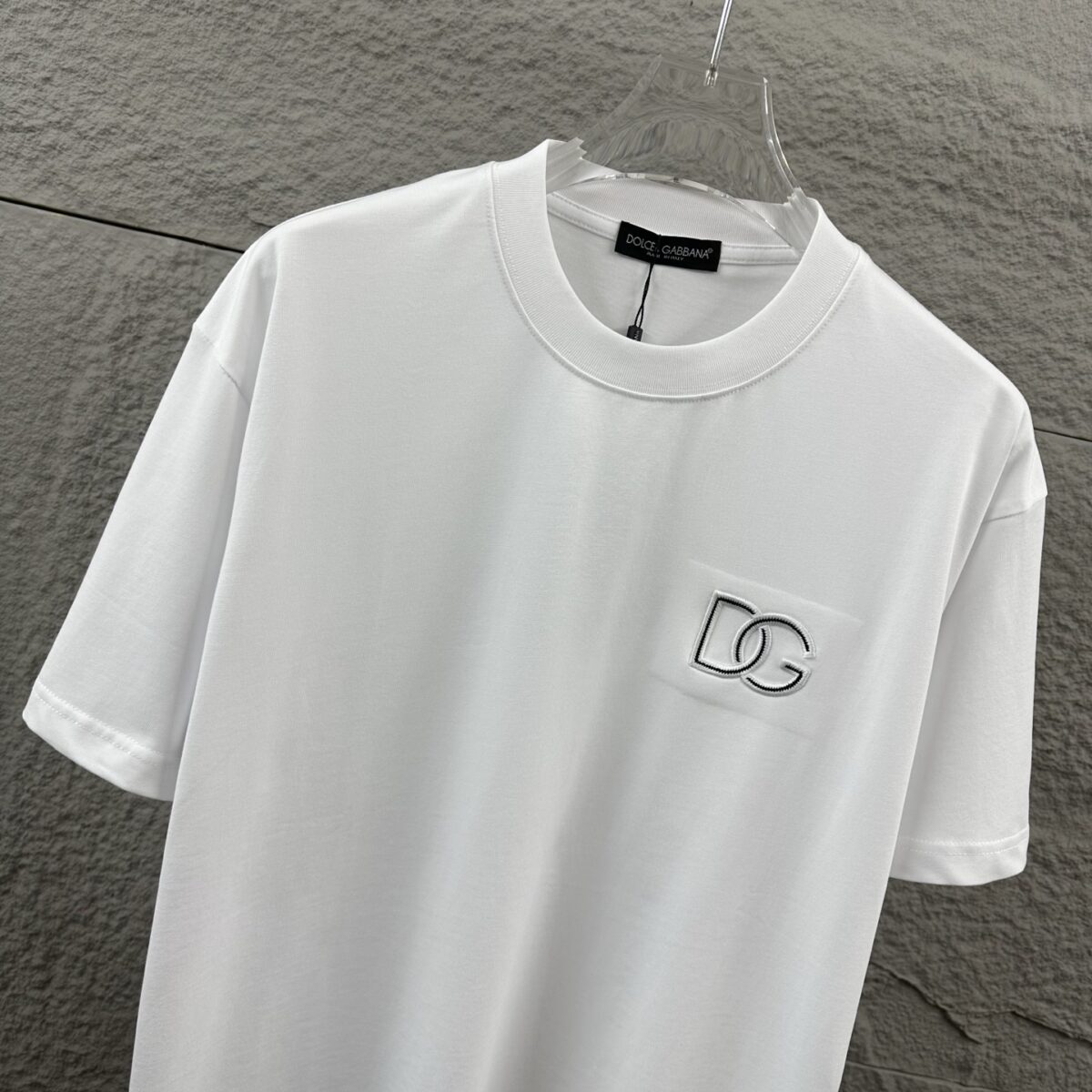 P75 DG*杜嘉* 2026春夏款 简约字母刺绣个性logo 定制双纱平纹纯棉面料 短袖T恤 男女同款 颜色：黑色 白色 尺码： S （90-130斤） M （120-150斤） L （140-165斤） XL （160-180斤） XXL （180-210斤）