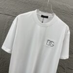 P75 DG*杜嘉* 2026春夏款 简约字母刺绣个性logo 定制双纱平纹纯棉面料 短袖T恤 男女同款 颜色：黑色 白色 尺码： S （90-130斤） M （120-150斤） L （140-165斤） XL （160-180斤） XXL （180-210斤）