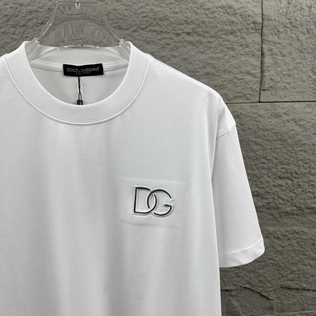 P75 DG*杜嘉* 2026春夏款 简约字母刺绣个性logo 定制双纱平纹纯棉面料 短袖T恤 男女同款 颜色：黑色 白色 尺码： S （90-130斤） M （120-150斤） L （140-165斤） XL （160-180斤） XXL （180-210斤）