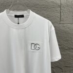 P75 DG*杜嘉* 2026春夏款 简约字母刺绣个性logo 定制双纱平纹纯棉面料 短袖T恤 男女同款 颜色：黑色 白色 尺码： S （90-130斤） M （120-150斤） L （140-165斤） XL （160-180斤） XXL （180-210斤）