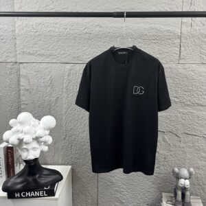 P75 DG*杜嘉* 2026春夏款 简约字母刺绣个性logo 定制双纱平纹纯棉面料 短袖T恤 男女同款 颜色：黑色 白色 尺码： S （90-130斤） M （120-150斤） L （140-165斤） XL （160-180斤） XXL （180-210斤）