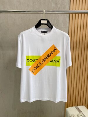 P75 DG、🆕2026春夏新品发售新品短袖T恤，面料采用新疆长绒棉，温儒柔软 细腻柔软 上身自然是舒适 凉爽，工艺采用进口百灵达刺绣搭配数码直喷印花双层叠加图案撞色更加有层次感时尚立体，版型非常的凸显整体的造型感以及宽松上身感 整体的工艺车线真的是无可挑剔！码数：S-XXL
