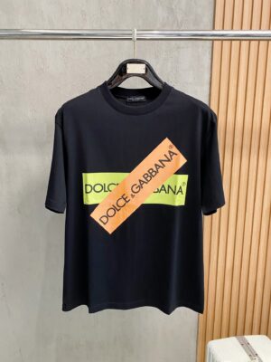 P75 DG、🆕2026春夏新品发售新品短袖T恤，面料采用新疆长绒棉，温儒柔软 细腻柔软 上身自然是舒适 凉爽，工艺采用进口百灵达刺绣搭配数码直喷印花双层叠加图案撞色更加有层次感时尚立体，版型非常的凸显整体的造型感以及宽松身上身感 整体的工艺车线真的是无可挑剔！码数：S-XXL