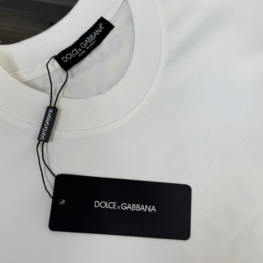 P75 DOLCE & GABBANA/DG 26春夏新品最新款短袖圆领T恤～男女同款～ 高端订制，设计前卫时尚！高端定制面料，手感柔软，穿着舒适，质感非常细腻，细节工艺精湛考究，专柜级别精致车线，做工精细，塑造性极高的一款单品，任何时装都可以搭配，版型超级好 潮男必备单品！！ 颜色：黑色 白色 尺码：M-XXXL