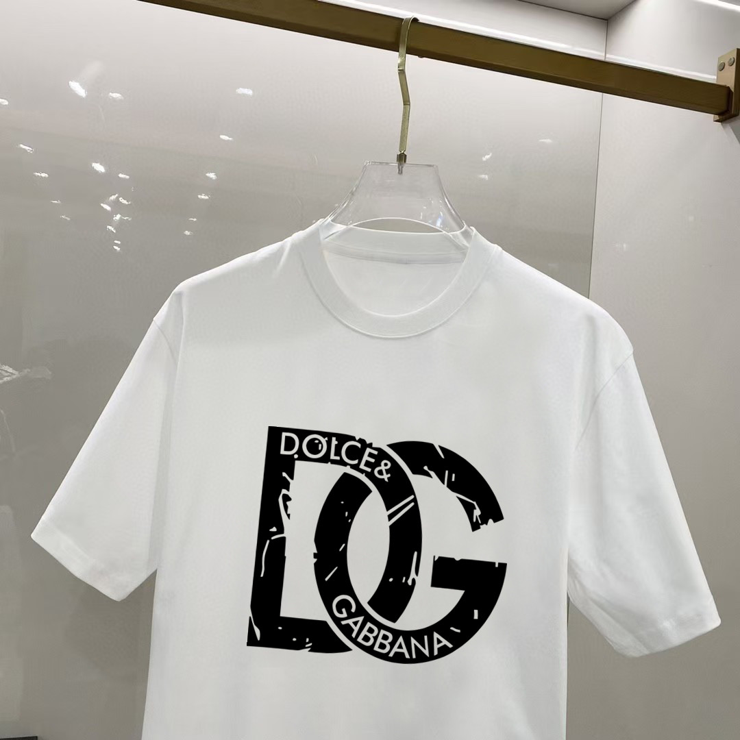 P70 杜嘉班纳 2026早春新款首发专柜最新款短袖圆领T恤 高端订制 设计前卫时尚！高端定制高支长绒棉面料.穿着舒适.专柜级别精致车线.做工精细.上身效果无敌帅气！型男必备单品！ 码数： S M L XL XXL 胸围：50 52 55 58 61 衣长：69 71 73 75 77 肩宽：48 50 53 56 58 袖长：22 23 24 尺寸由于手工测量，存在1-3CM左右的偏差