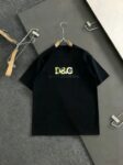 P75 DG 杜嘉班-纳25s男士莫代尔圆领短袖.经典推荐！优选250g莫代尔棉.婴儿的触碰感觉，入手必定回购！！！面料舒适柔软有着极致亲肤透气的穿着体验.....胸前经典DG定制标识.多重元素 巧妙结合，基础常规的圆领版型剪裁 无论内搭或平时单穿都十分洋气！！！颜色：黑色.白色.码数：M-XXXL