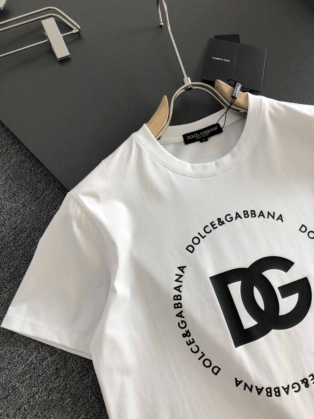 P75 DG 2026SS春夏最新款圆领时尚短袖T恤，官网同步，进口定制丝光棉面料！贴肤舒适，耐看又好穿，经典简约logo设计，原厂工艺一丝不苟，型男必备单品 码数M-XXXL