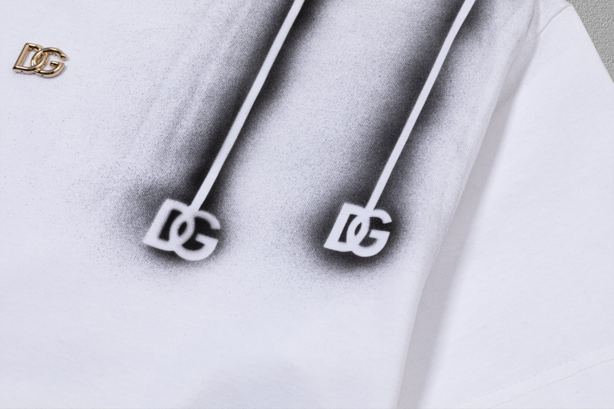P75 [DG 杜嘉班纳] 2026FW短袖T恤 喷绘+金属扣LOGO 高端26s双纱300克面料 重磅面料 定制拉架罗纹同缸同染 三标齐全 男女同款 颜色：黑色 白色 尺码：S M L XL 2XL