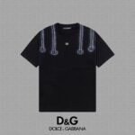 P75 [DG 杜嘉班纳] 2026FW短袖T恤 喷绘+金属扣LOGO 高端26s双纱300克面料 重磅面料 定制拉架罗纹同缸同染 三标齐全 男女同款 颜色：黑色 白色 尺码：S M L XL 2XL