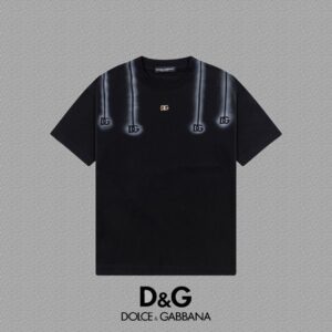 P75 [DG 杜嘉班纳] 2026FW短袖T恤 喷绘+金属扣LOGO 高端26s双纱300克面料 重磅面料 定制拉架罗纹同缸同染 三标齐全 男女同款 颜色：黑色 白色 尺码：S M L XL 2XL