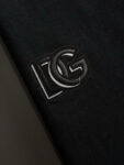 P75 DG专柜同款圆领短袖T恤 定制棉质面料 ！采用品牌Logo标志皮牌设计！ 立体感强！使整体高透气和柔软性的质感更加凸显，饱满的棉质感引起极度舒适。高端人士必备单品，原厂辅料三标齐全！男女同款！ 颜色：黑色 白色 尺码：S-xxL