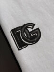 P75 DG专柜同款圆领短袖T恤 定制棉质面料 ！采用品牌Logo标志皮牌设计！ 立体感强！使整体高透气和柔软性的质感更加凸显，饱满的棉质感引起极度舒适。高端人士必备单品，原厂辅料三标齐全！男女同款！ 颜色：黑色 白色 尺码：S-xxL