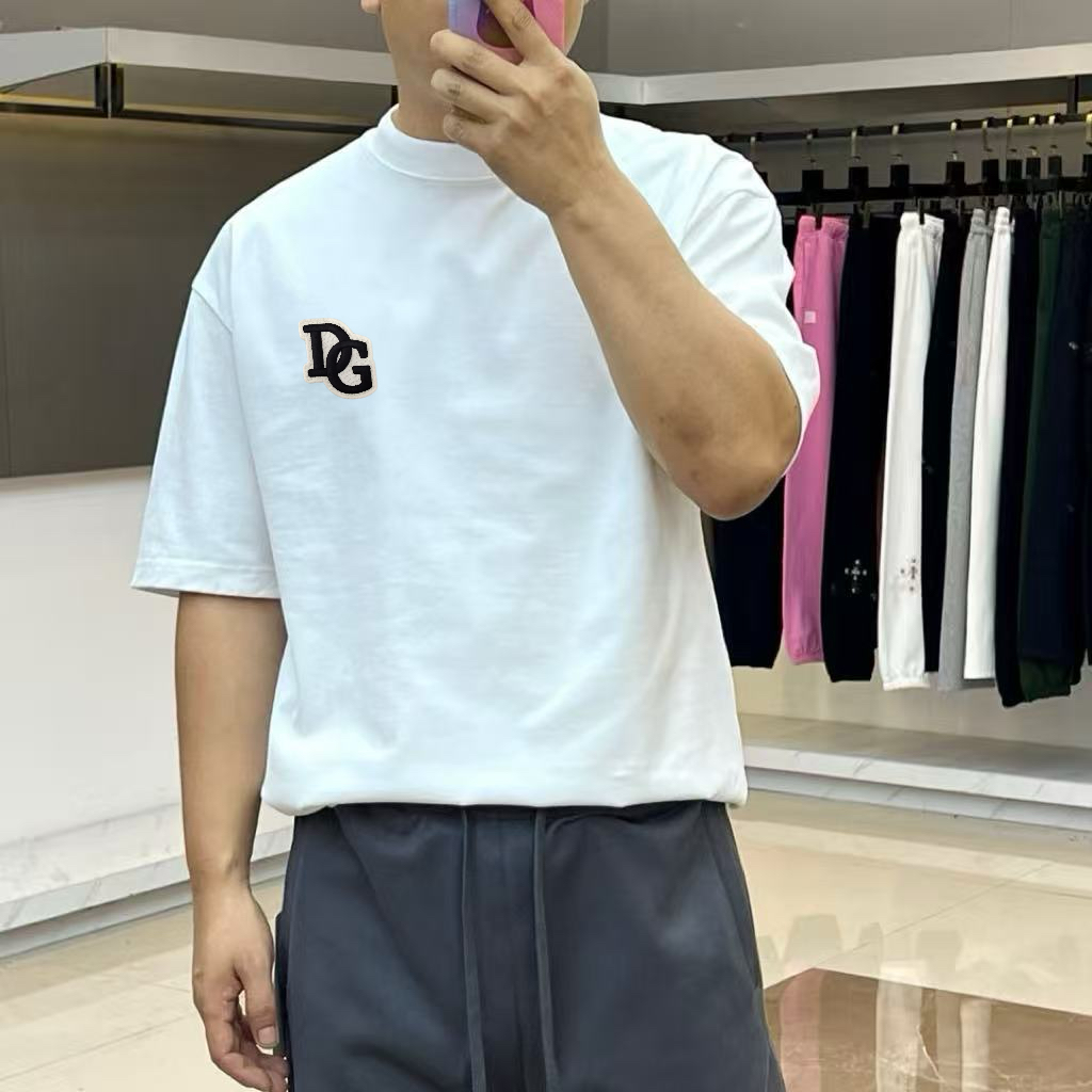P75 DG 2026春夏新品经典短袖T恤，延续品牌标志性的简约美学与法式松弛感，以纯色为底色，左胸点缀小巧精致刺绣，精致不张扬，诠释低调高级的都市格调。宽松廓形剪裁，落肩设计搭配微阔下摆，包容各种身形，营造随性自在的穿着体验，无论是单穿还是叠搭皆能轻松驾驭。面料甄选高支棉质，触感柔软亲肤，透气性佳，适合春夏日常通勤、周末出游或轻社交场合。极简线条与自然垂坠感赋予衣身流动韵律，细节处彰显匠心工艺，下摆保留原厂吊牌，传递新品首发质感。这款T恤不仅是衣橱基础款，更是风格表达的点睛之笔——不喧哗，自有声。2026春夏，让爱与自由在衣襟间悄然绽放，穿出属于你的温柔力量与都市从容。S- XXL（模特173，140斤上身M码）