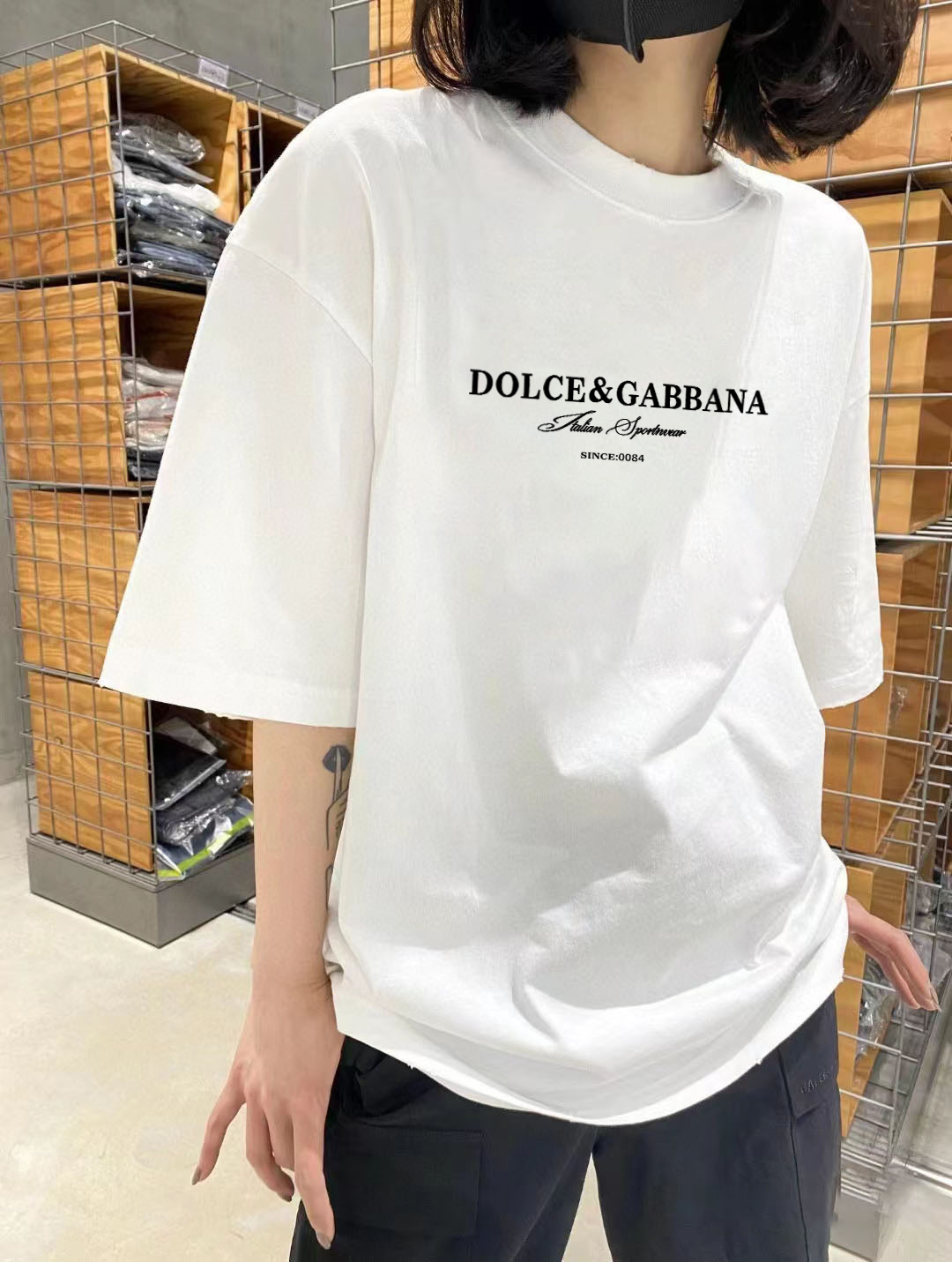 P70 DG/杜嘉班纳 印花LOGO字母百搭圆领短袖T恤男女同款 吊牌 领标 水洗唛 三标齐全 尺码：S-XXL 颜色：黑色，白色
