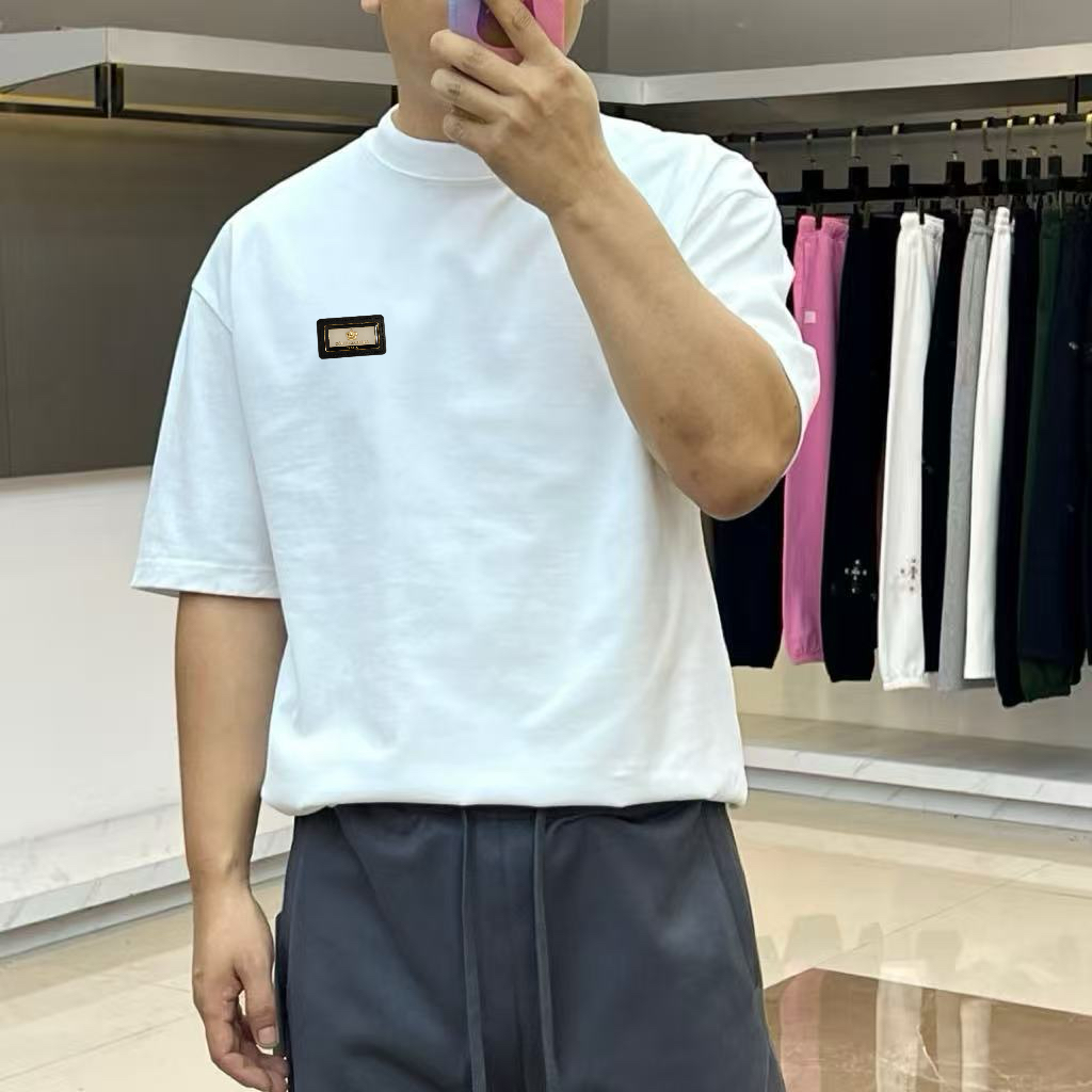 P75 DG 2026春夏新品经典短袖T恤，延续品牌标志性的简约美学与法式松弛感，以纯色为底色，左胸点缀小巧精致刺绣，精致不张扬，诠释低调高级的都市格调。宽松廓形剪裁，落肩设计搭配微阔下摆，包容各种身形，营造随性自在的穿着体验，无论是单穿还是叠搭皆能轻松驾驭。面料甄选高支棉质，触感柔软亲肤，透气性佳，适合春夏日常通勤、周末出游或轻社交场合。极简线条与自然垂坠感赋予衣身流动韵律，细节处彰显匠心工艺，下摆保留原厂吊牌，传递新品首发质感。这款T恤不仅是衣橱基础款，更是风格表达的点睛之笔——不喧哗，自有声。2026春夏，让爱与自由在衣襟间悄然绽放，穿出属于你的温柔力量与都市从容。S- XXL（模特173，140斤上身M码）