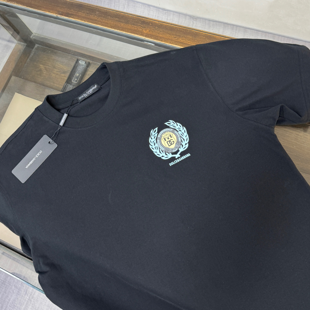 P75 DOLCE & GABBANA/DG 26春夏新品最新款短袖圆领T恤～男女同款～ 高端订制，设计前卫时尚！高端定制面料，手感柔软，穿着舒适，质感非常细腻，细节工艺精湛考究，专柜级别精致车线，做工精细，塑造性极高的一款单品，任何时装都可以搭配，版型超级好 潮男必备单品！！ 颜色：黑色 白色 尺码：M-XXXL