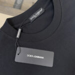 P75 DOLCE & GABBANA/DG 26春夏新品最新款短袖圆领T恤～男女同款～ 高端订制，设计前卫时尚！高端定制面料，手感柔软，穿着舒适，质感非常细腻，细节工艺精湛考究，专柜级别精致车线，做工精细，塑造性极高的一款单品，任何时装都可以搭配，版型超级好 潮男必备单品！！ 颜色：黑色 白色 尺码：M-XXXL