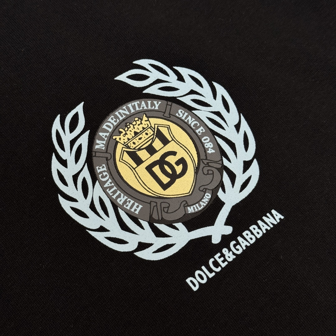 P75 DOLCE & GABBANA/DG 26春夏新品最新款短袖圆领T恤～男女同款～ 高端订制，设计前卫时尚！高端定制面料，手感柔软，穿着舒适，质感非常细腻，细节工艺精湛考究，专柜级别精致车线，做工精细，塑造性极高的一款单品，任何时装都可以搭配，版型超级好 潮男必备单品！！ 颜色：黑色 白色 尺码：M-XXXL