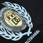 P75 DOLCE & GABBANA/DG 26春夏新品最新款短袖圆领T恤～男女同款～ 高端订制，设计前卫时尚！高端定制面料，手感柔软，穿着舒适，质感非常细腻，细节工艺精湛考究，专柜级别精致车线，做工精细，塑造性极高的一款单品，任何时装都可以搭配，版型超级好 潮男必备单品！！ 颜色：黑色 白色 尺码：M-XXXL