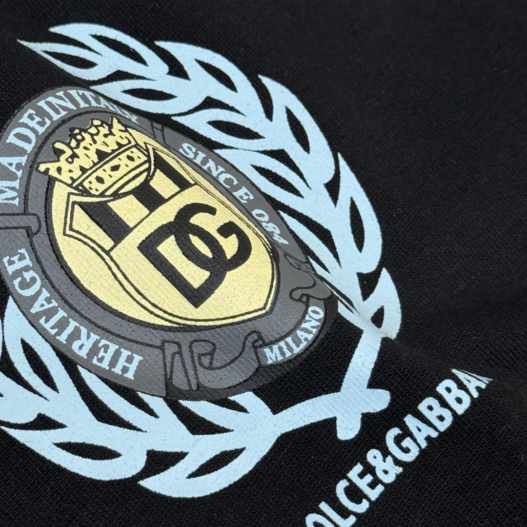 P75 DOLCE & GABBANA/DG 26春夏新品最新款短袖圆领T恤～男女同款～ 高端订制，设计前卫时尚！高端定制面料，手感柔软，穿着舒适，质感非常细腻，细节工艺精湛考究，专柜级别精致车线，做工精细，塑造性极高的一款单品，任何时装都可以搭配，版型超级好 潮男必备单品！！ 颜色：黑色 白色 尺码：M-XXXL