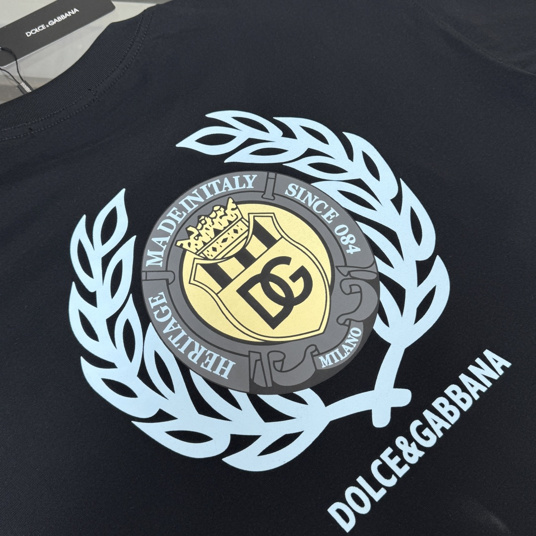 P75 DOLCE & GABBANA/DG 26春夏新品最新款短袖圆领T恤～男女同款～ 高端订制，设计前卫时尚！高端定制面料，手感柔软，穿着舒适，质感非常细腻，细节工艺精湛考究，专柜级别精致车线，做工精细，塑造性极高的一款单品，任何时装都可以搭配，版型超级好 潮男必备单品！！ 颜色：黑色 白色 尺码：M-XXXL