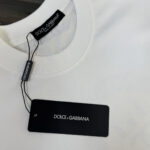 P75 DOLCE & GABBANA/DG 26春夏新品最新款短袖圆领T恤～男女同款～ 高端订制，设计前卫时尚！高端定制面料，手感柔软，穿着舒适，质感非常细腻，细节工艺精湛考究，专柜级别精致车线，做工精细，塑造性极高的一款单品，任何时装都可以搭配，版型超级好 潮男必备单品！！ 颜色：黑色 白色 尺码：M-XXXL