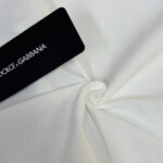 P75 DOLCE & GABBANA/DG 26春夏新品最新款短袖圆领T恤～男女同款～ 高端订制，设计前卫时尚！高端定制面料，手感柔软，穿着舒适，质感非常细腻，细节工艺精湛考究，专柜级别精致车线，做工精细，塑造性极高的一款单品，任何时装都可以搭配，版型超级好 潮男必备单品！！ 颜色：黑色 白色 尺码：M-XXXL