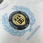 P75 DOLCE & GABBANA/DG 26春夏新品最新款短袖圆领T恤～男女同款～ 高端订制，设计前卫时尚！高端定制面料，手感柔软，穿着舒适，质感非常细腻，细节工艺精湛考究，专柜级别精致车线，做工精细，塑造性极高的一款单品，任何时装都可以搭配，版型超级好 潮男必备单品！！ 颜色：黑色 白色 尺码：M-XXXL