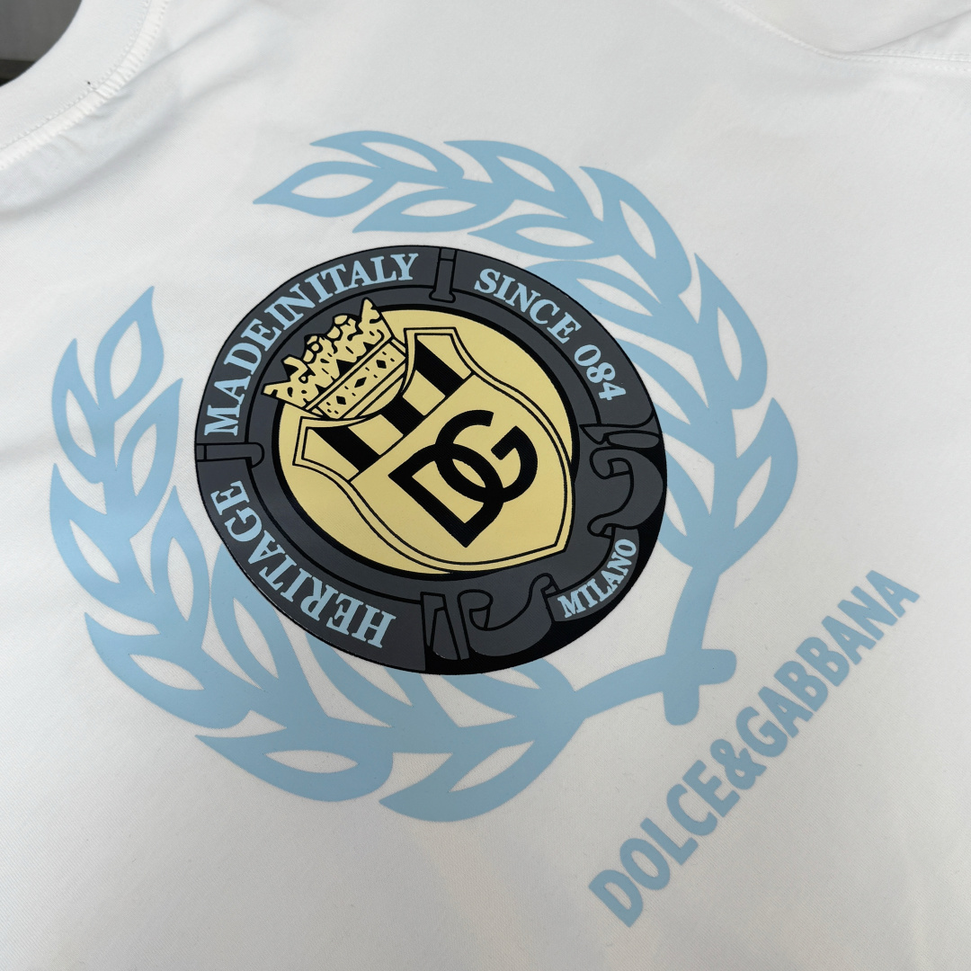 P75 DOLCE & GABBANA/DG 26春夏新品最新款短袖圆领T恤～男女同款～ 高端订制，设计前卫时尚！高端定制面料，手感柔软，穿着舒适，质感非常细腻，细节工艺精湛考究，专柜级别精致车线，做工精细，塑造性极高的一款单品，任何时装都可以搭配，版型超级好 潮男必备单品！！ 颜色：黑色 白色 尺码：M-XXXL