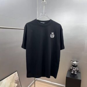 P75 dg～杜嘉班纳皇冠刺绣 《区别通货面料》双纱平纹，紧密纱线，久洗不变形短袖tee， 上身十分舒适，男女同款半袖，落肩宽松版型 颜色: 黑色 白色 咖啡色 尺码：S（90-130斤） M（125-150斤） L（135-165斤） XL（160-190斤） XXL（185-220斤）