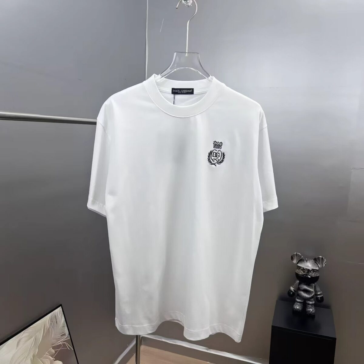 P75 dg～杜嘉班纳皇冠刺绣 《区别通货面料》双纱平纹，紧密纱线，久洗不变形短袖tee， 上身十分舒适，男女同款半袖，落肩宽松版型 颜色: 黑色 白色 咖啡色 尺码：S（90-130斤） M（125-150斤） L（135-165斤） XL（160-190斤） XXL（185-220斤）