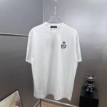 P75 dg～杜嘉班纳皇冠刺绣 《区别通货面料》双纱平纹，紧密纱线，久洗不变形短袖tee， 上身十分舒适，男女同款半袖，落肩宽松版型 颜色: 黑色 白色 咖啡色 尺码：S（90-130斤） M（125-150斤） L（135-165斤） XL（160-190斤） XXL（185-220斤）