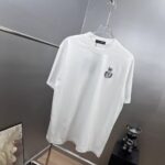 P75 dg～杜嘉班纳皇冠刺绣 《区别通货面料》双纱平纹，紧密纱线，久洗不变形短袖tee， 上身十分舒适，男女同款半袖，落肩宽松版型 颜色: 黑色 白色 咖啡色 尺码：S（90-130斤） M（125-150斤） L（135-165斤） XL（160-190斤） XXL（185-220斤）