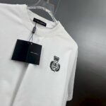 P75 dg～杜嘉班纳皇冠刺绣 《区别通货面料》双纱平纹，紧密纱线，久洗不变形短袖tee， 上身十分舒适，男女同款半袖，落肩宽松版型 颜色: 黑色 白色 咖啡色 尺码：S（90-130斤） M（125-150斤） L（135-165斤） XL（160-190斤） XXL（185-220斤）