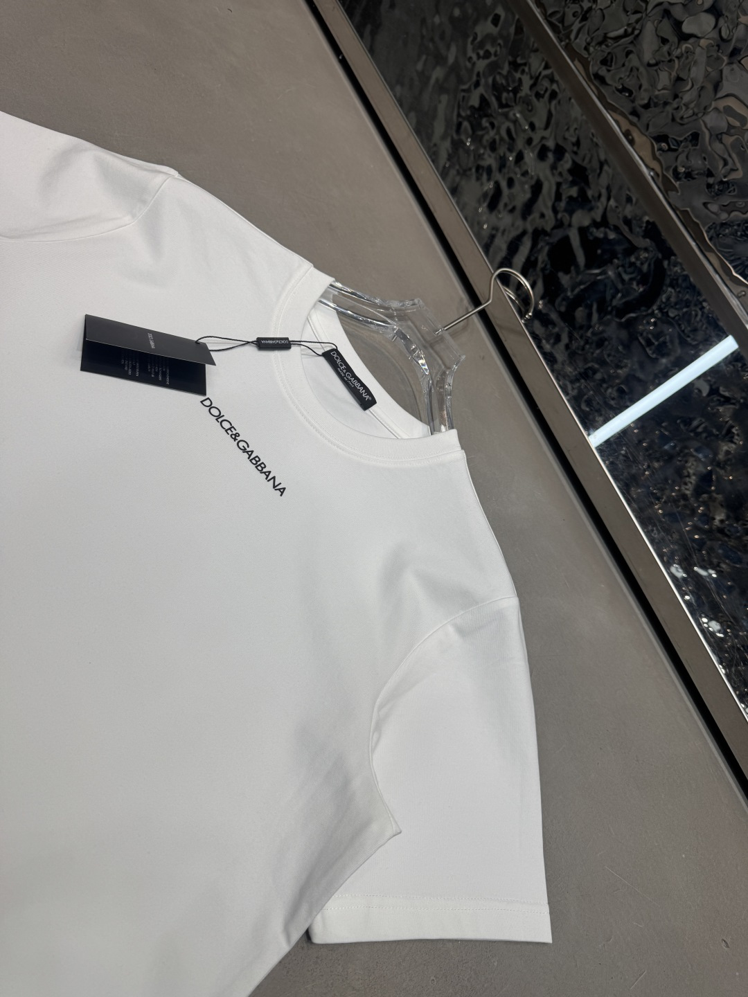 P75 DG 2026春夏短袖 舒弹冰感棉新款短袖T 版型：常规修身版型 面料优点：舒适 微弹 冰感 挺拔 不缩水 码数：M-XXXL（只有黑白）