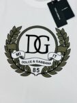 P75 重磅出击，推送入手～D&G杜嘉-班纳25S春夏新款圆领短袖..采用250g丝光棉面料，胸口DG标志性撞色印烫.色彩搭配超级好看的。。全品相多色推送！！！常规版型，三标齐！颜色：黑色.白色.码数：M-XXXL
