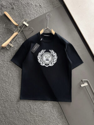 P75 DG 2025SS春夏最新款圆领时尚短袖T恤，官网同步，专柜纯棉面料！贴肤舒适，耐看又好穿，经典简约logo设计，原厂工艺一丝不苟，型男必备单品 码数M-XXXL