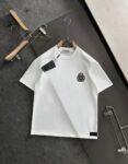 P75 杜嘉班纳DG 2026ss 春夏新款首发专柜最新款短袖圆领T恤 高端订制 设计前卫时尚！品牌logo重工艺设计 高端定制纯棉面料.手感柔软.穿着舒适.专柜级别精致车线.做工精细.上身效果无敌帅气！型男必备单品！ 颜色：黑色 白色 码数：S-XXL