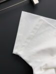 P75 杜嘉班纳DG 2026ss 春夏新款首发专柜最新款短袖圆领T恤 高端订制 设计前卫时尚！品牌logo重工艺设计 高端定制纯棉面料.手感柔软.穿着舒适.专柜级别精致车线.做工精细.上身效果无敌帅气！型男必备单品！ 颜色：黑色 白色 码数：S-XXL