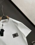 P75 杜嘉班纳DG 2026ss 春夏新款首发专柜最新款短袖圆领T恤 高端订制 设计前卫时尚！品牌logo重工艺设计 高端定制纯棉面料.手感柔软.穿着舒适.专柜级别精致车线.做工精细.上身效果无敌帅气！型男必备单品！ 颜色：黑色 白色 码数：S-XXL