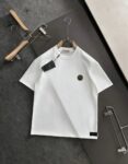 P75 杜嘉班纳DG 2026ss 春夏新款首发专柜最新款短袖圆领T恤 高端订制 设计前卫时尚！品牌logo重工艺设计 高端定制纯棉面料.手感柔软.穿着舒适.专柜级别精致车线.做工精细.上身效果无敌帅气！型男必备单品！ 颜色：黑色 白色 码数：S-XXL