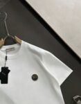 P75 杜嘉班纳DG 2026ss 春夏新款首发专柜最新款短袖圆领T恤 高端订制 设计前卫时尚！品牌logo重工艺设计 高端定制纯棉面料.手感柔软.穿着舒适.专柜级别精致车线.做工精细.上身效果无敌帅气！型男必备单品！ 颜色：黑色 白色 码数：S-XXL