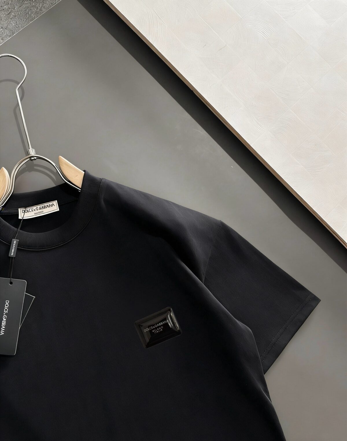 P75 杜嘉班纳DG 2026ss 春夏新款首发专柜最新款短袖圆领T恤 高端订制 设计前卫时尚！品牌logo重工艺设计 高端定制纯棉面料.手感柔软.穿着舒适.专柜级别精致车线.做工精细.上身效果无敌帅气！型男必备单品！ 颜色：黑色 白色 码数：S-XXL