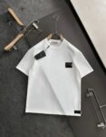 P75 杜嘉班纳DG 2026ss 春夏新款首发专柜最新款短袖圆领T恤 高端订制 设计前卫时尚！品牌logo重工艺设计 高端定制纯棉面料.手感柔软.穿着舒适.专柜级别精致车线.做工精细.上身效果无敌帅气！型男必备单品！ 颜色：黑色 白色 码数：S-XXL