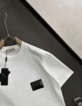 P75 杜嘉班纳DG 2026ss 春夏新款首发专柜最新款短袖圆领T恤 高端订制 设计前卫时尚！品牌logo重工艺设计 高端定制纯棉面料.手感柔软.穿着舒适.专柜级别精致车线.做工精细.上身效果无敌帅气！型男必备单品！ 颜色：黑色 白色 码数：S-XXL