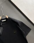 P75 杜嘉班纳DG 2026ss 春夏新款首发专柜最新款短袖圆领T恤 高端订制 设计前卫时尚！品牌logo重工艺设计 高端定制纯棉面料.手感柔软.穿着舒适.专柜级别精致车线.做工精细.上身效果无敌帅气！型男必备单品！ 颜色：黑色 白色 码数：S-XXL